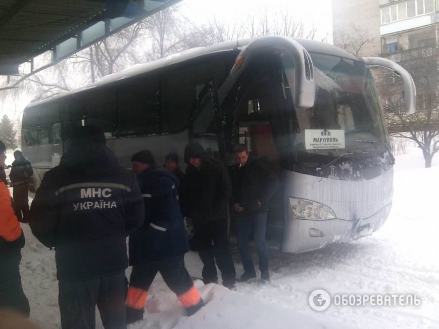 На трассе около Днепродзержинска рейсовый автобус и десятки машин оказались в снежной ловушке (Обновлено) (фото) - фото 7 На трассе около Днепродзержинска рейсовый автобус и десятки машин оказались в снежной ловушке (Обновлено) (фото) - фото 7