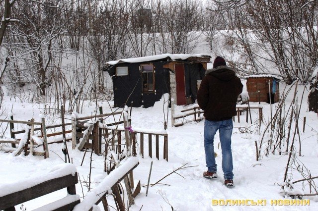 Тернопільського сироту виганяють з саморобної халабуди (фото) - фото 1 Тернопільського сироту виганяють з саморобної халабуди (фото) - фото 1