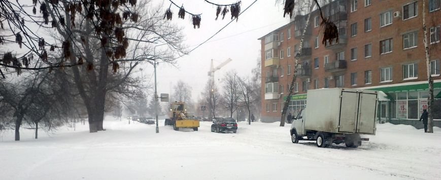 В Полтавском горсовете заявили, что на борьбу со снегом привлекли все коммунальные службы (фото) - фото 2 В Полтавском горсовете заявили, что на борьбу со снегом привлекли все коммунальные службы (фото) - фото 2