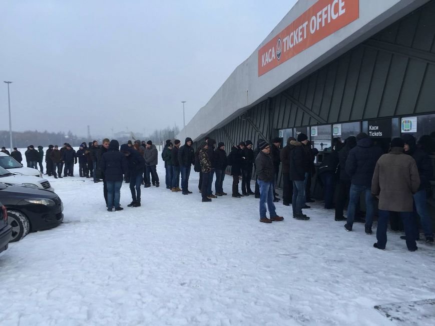 У Львові стартував продаж квитків на поєдинок “Шахтар” - “Шальке”: поблизу кас вже черги (ФОТОФАКТ) (фото) - фото 1 У Львові стартував продаж квитків на поєдинок “Шахтар” - “Шальке”: поблизу кас вже черги (ФОТОФАКТ) (фото) - фото 1