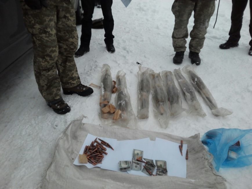 В Киевской области бывшего военнослужащего задержали за торговлю оружием (ФОТО) (фото) - фото 1 В Киевской области бывшего военнослужащего задержали за торговлю оружием (ФОТО) (фото) - фото 1