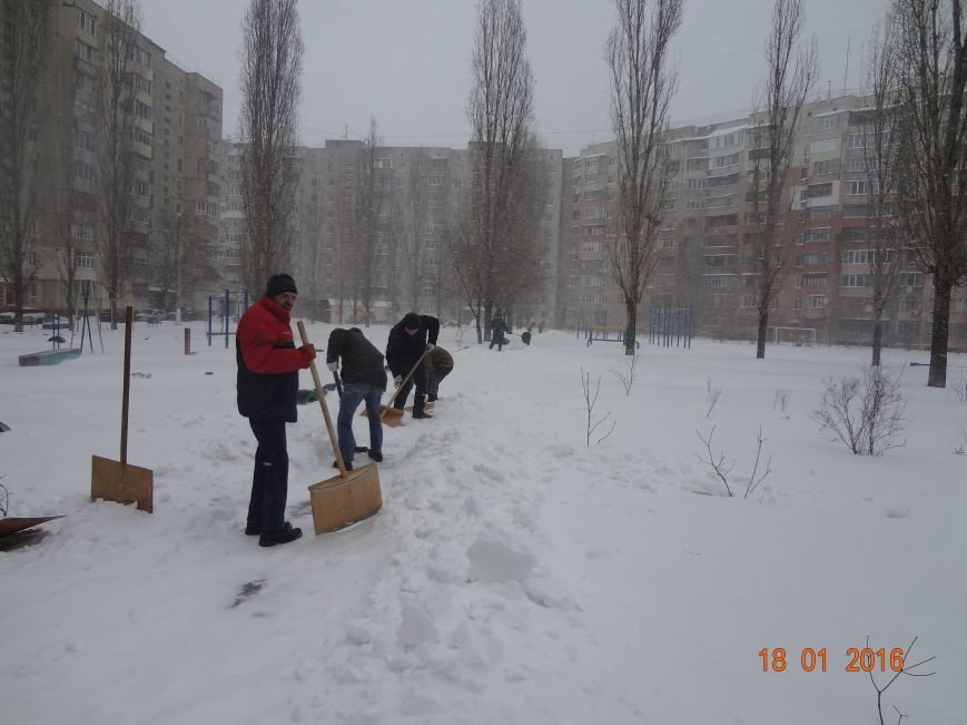 В Николаеве коммунальщики боролись с сугробами во дворах Заводского района (ФОТО) (фото) - фото 3 В Николаеве коммунальщики боролись с сугробами во дворах Заводского района (ФОТО) (фото) - фото 3