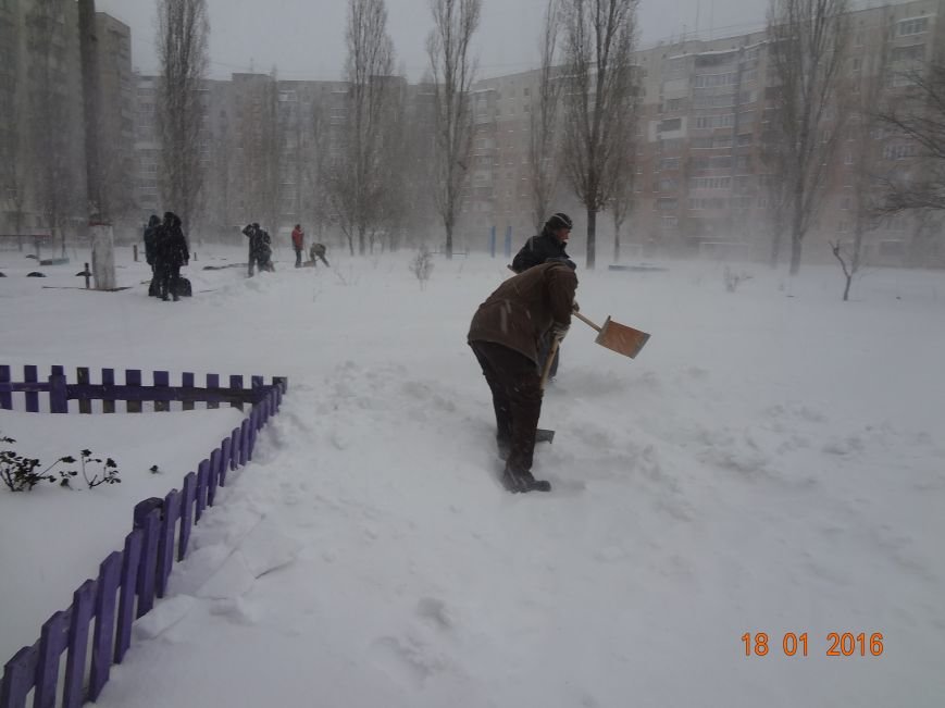 В Николаеве коммунальщики боролись с сугробами во дворах Заводского района (ФОТО) (фото) - фото 4 В Николаеве коммунальщики боролись с сугробами во дворах Заводского района (ФОТО) (фото) - фото 4