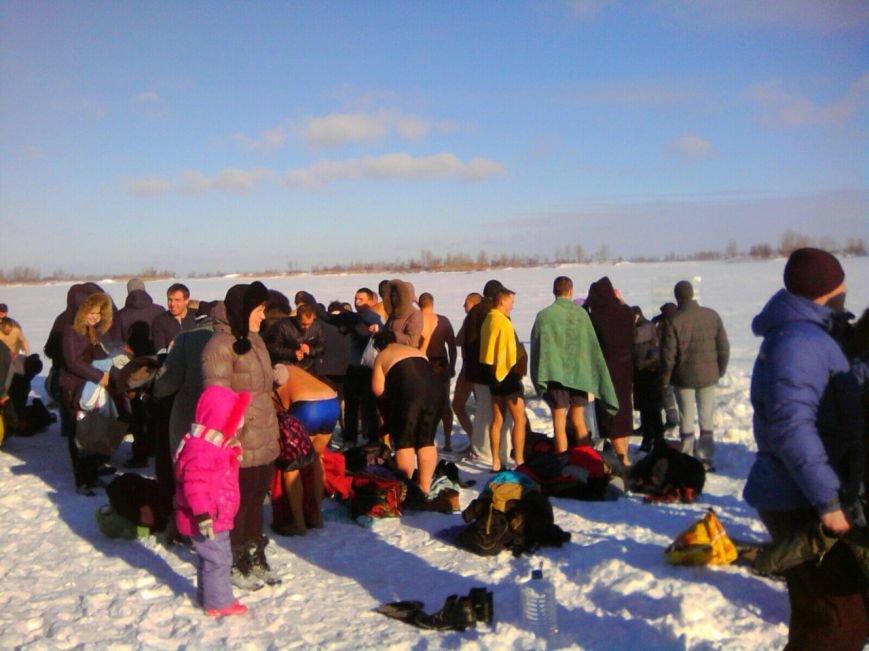 Черкащани масово занурюються у крижану воду на Водохреща (ФОТО) (фото) - фото 2 Черкащани масово занурюються у крижану воду на Водохреща (ФОТО) (фото) - фото 2