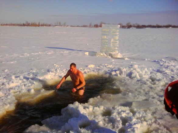 Черкащани масово занурюються у крижану воду на Водохреща (ФОТО) (фото) - фото 1 Черкащани масово занурюються у крижану воду на Водохреща (ФОТО) (фото) - фото 1
