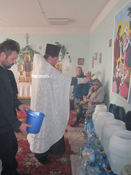 В Белицком доме-интернате совершён чин великого освящения воды (ФОТО) (фото) - фото 1 В Белицком доме-интернате совершён чин великого освящения воды (ФОТО) (фото) - фото 1