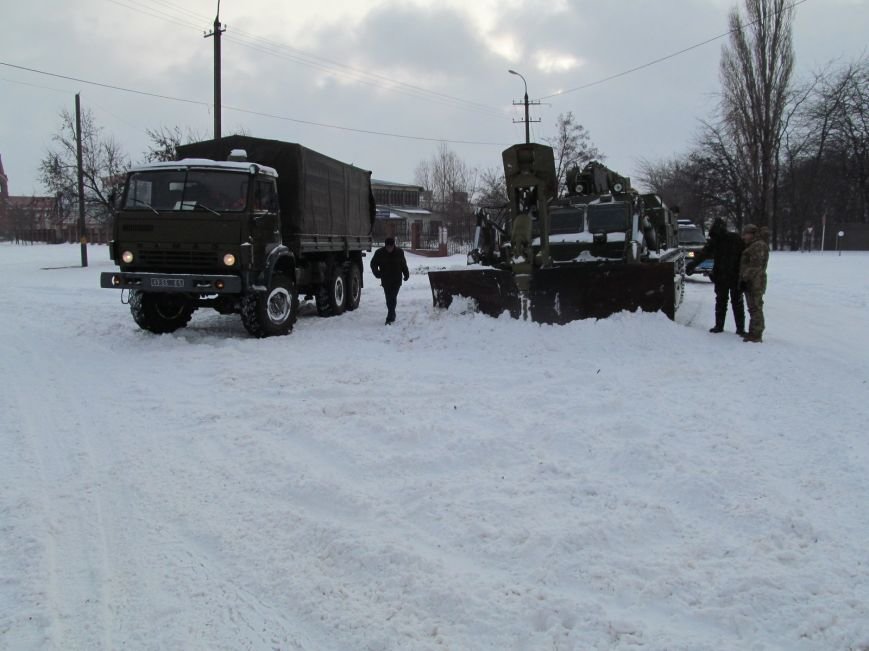 Военные подключились к расчистке трасс на Николаевщине (ФОТО) (фото) - фото 3 Военные подключились к расчистке трасс на Николаевщине (ФОТО) (фото) - фото 3