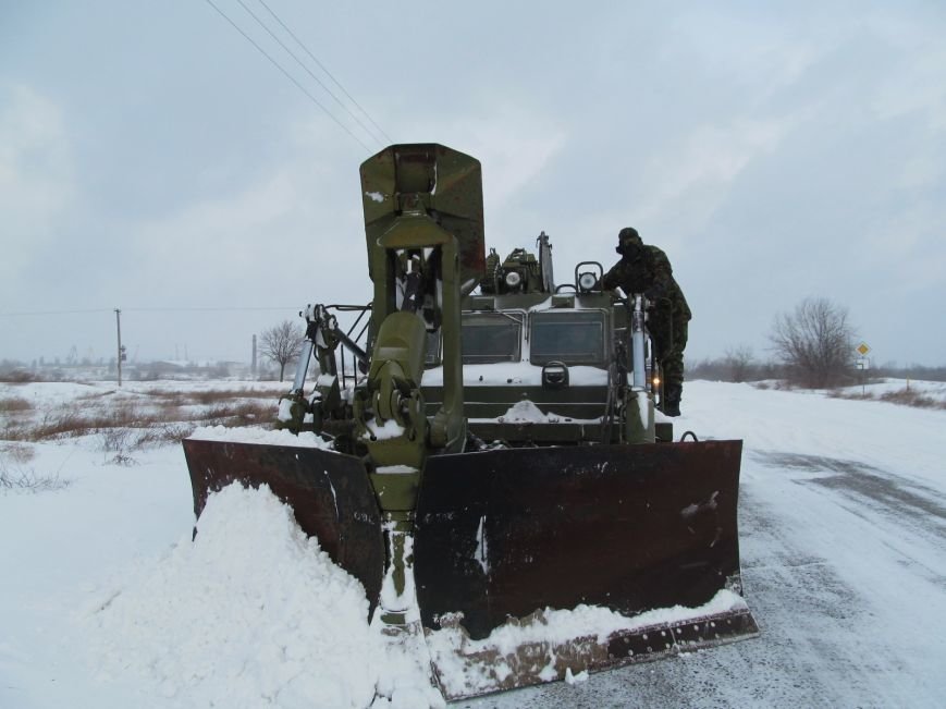 Военные подключились к расчистке трасс на Николаевщине (ФОТО) (фото) - фото 2 Военные подключились к расчистке трасс на Николаевщине (ФОТО) (фото) - фото 2