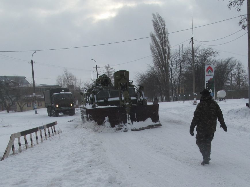 Военные подключились к расчистке трасс на Николаевщине (ФОТО) (фото) - фото 4 Военные подключились к расчистке трасс на Николаевщине (ФОТО) (фото) - фото 4