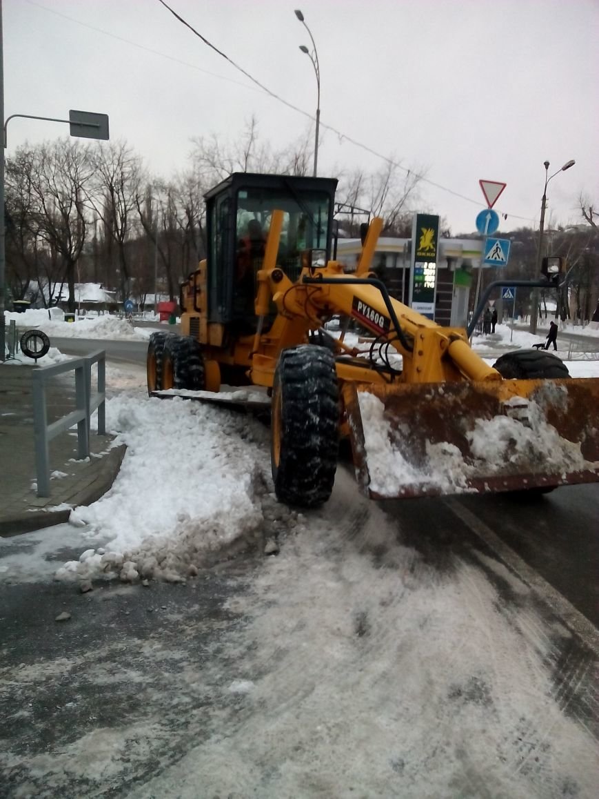 В Киеве за сутки коммунальщики вывезли на спецплощадки более 3 тыс. тонн снега (ФОТО) (фото) - фото 1 В Киеве за сутки коммунальщики вывезли на спецплощадки более 3 тыс. тонн снега (ФОТО) (фото) - фото 1