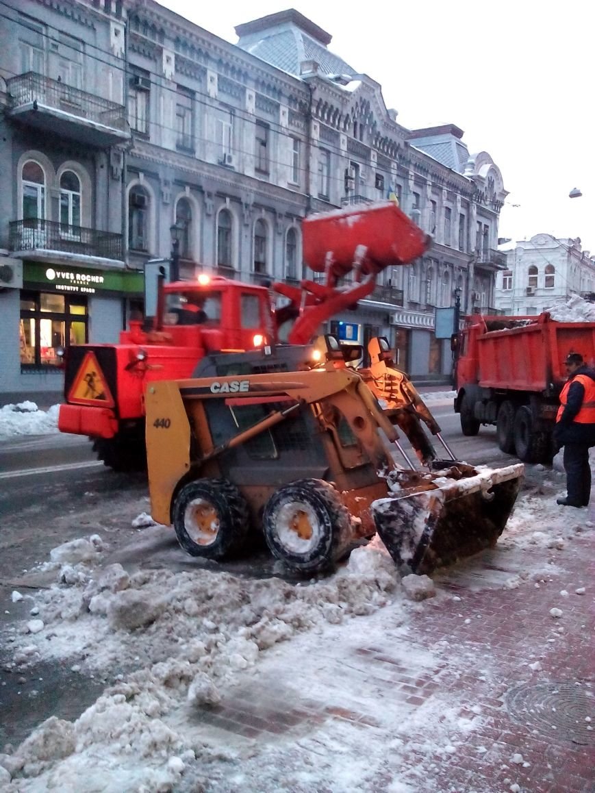 В Киеве за сутки коммунальщики вывезли на спецплощадки более 3 тыс. тонн снега (ФОТО) (фото) - фото 1 В Киеве за сутки коммунальщики вывезли на спецплощадки более 3 тыс. тонн снега (ФОТО) (фото) - фото 1