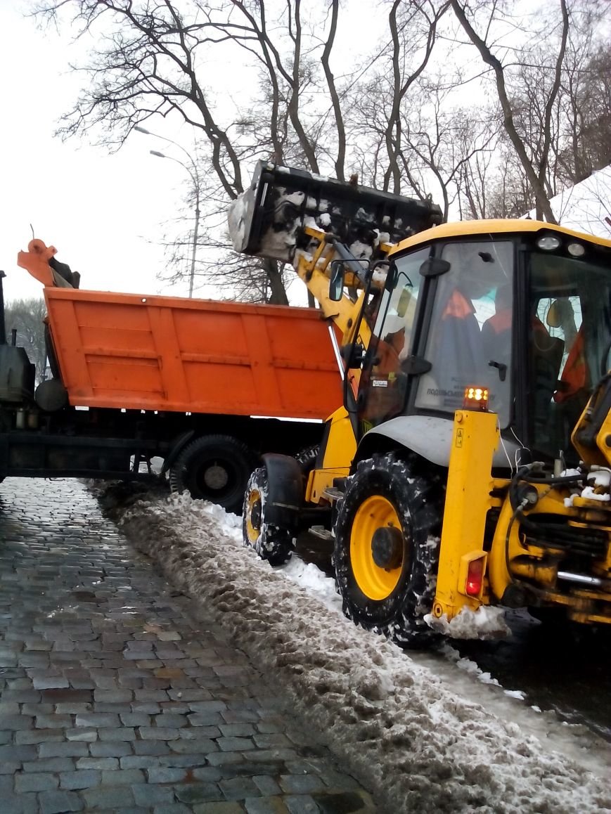 В Киеве за сутки коммунальщики вывезли на спецплощадки более 3 тыс. тонн снега (ФОТО) (фото) - фото 1 В Киеве за сутки коммунальщики вывезли на спецплощадки более 3 тыс. тонн снега (ФОТО) (фото) - фото 1