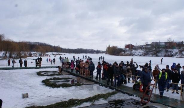 Водохреща у Вінниці: на Вишенському озері купалися від малого до великого (фото) - фото 1 Водохреща у Вінниці: на Вишенському озері купалися від малого до великого (фото) - фото 1