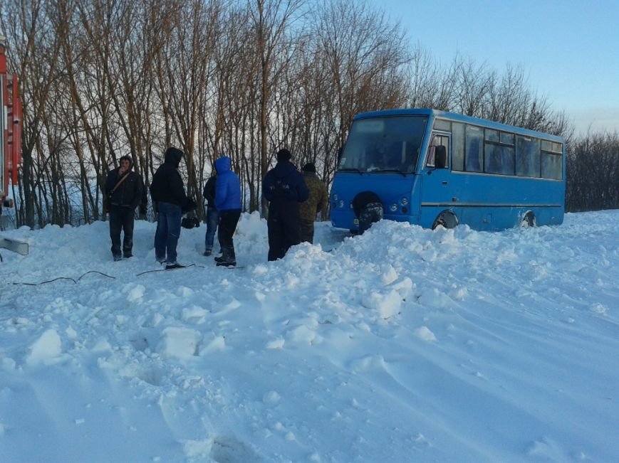 В Киевской области спасатели достали из сугробов три маршрутки и “скорую” (ФОТО) (фото) - фото 1 В Киевской области спасатели достали из сугробов три маршрутки и “скорую” (ФОТО) (фото) - фото 1