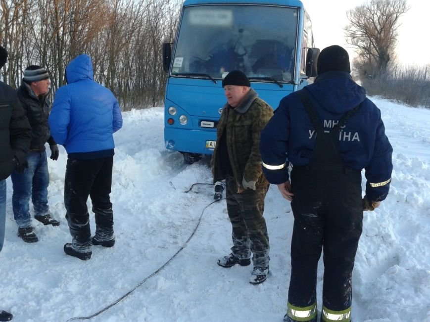 В Киевской области спасатели достали из сугробов три маршрутки и “скорую” (ФОТО) (фото) - фото 1 В Киевской области спасатели достали из сугробов три маршрутки и “скорую” (ФОТО) (фото) - фото 1