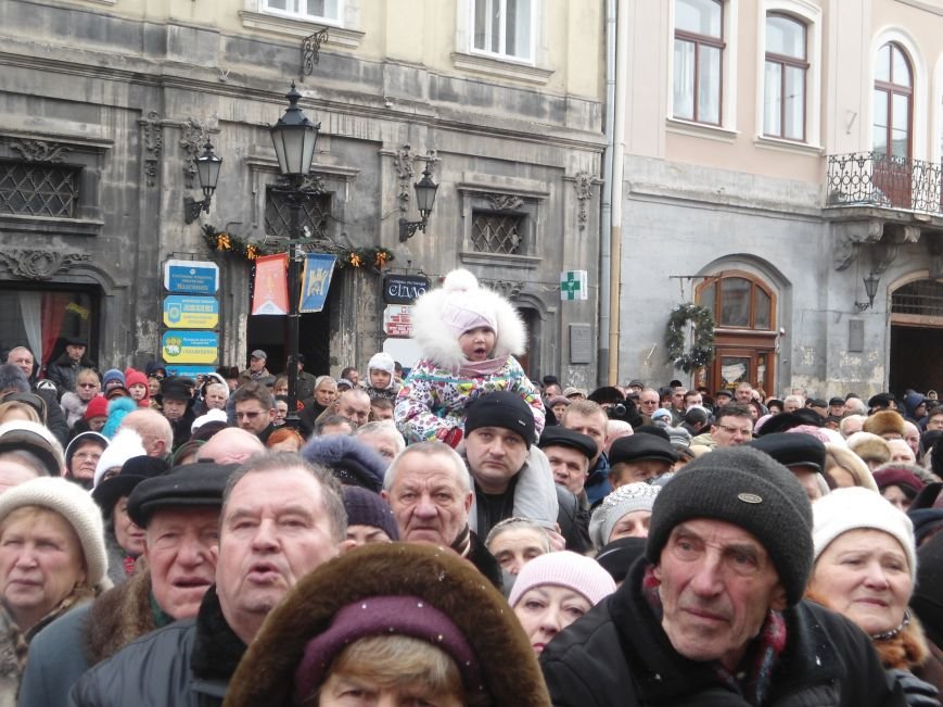 Львів’яни зібралися у центрі міста, аби освятити воду (ФОТО) (фото) - фото 2 Львів’яни зібралися у центрі міста, аби освятити воду (ФОТО) (фото) - фото 2