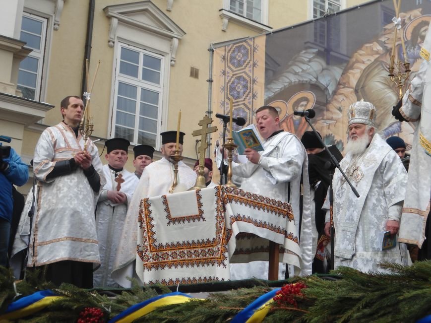 Львів’яни зібралися у центрі міста, аби освятити воду (ФОТО) (фото) - фото 2 Львів’яни зібралися у центрі міста, аби освятити воду (ФОТО) (фото) - фото 2