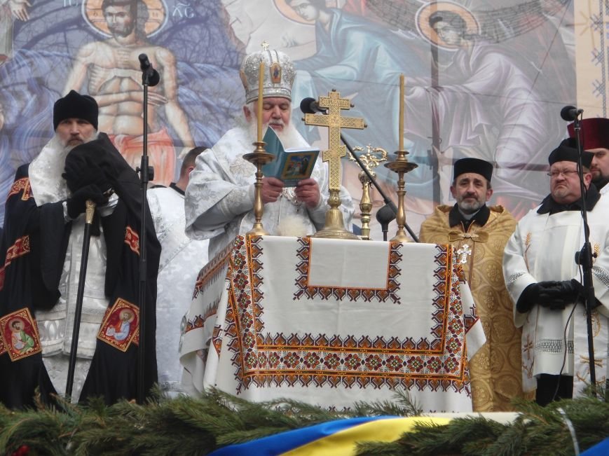 Львів’яни зібралися у центрі міста, аби освятити воду (ФОТО) (фото) - фото 2 Львів’яни зібралися у центрі міста, аби освятити воду (ФОТО) (фото) - фото 2