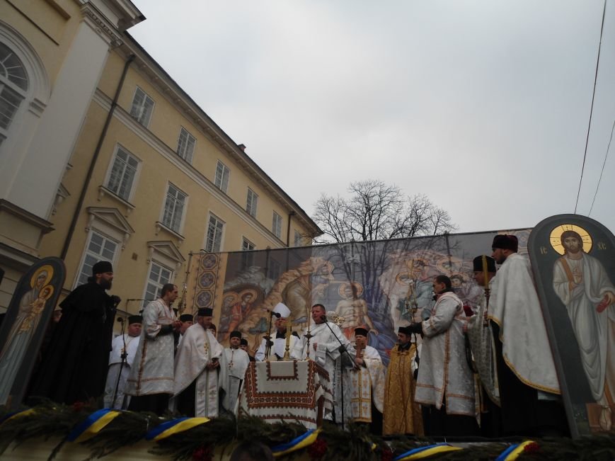 Львів’яни зібралися у центрі міста, аби освятити воду (ФОТО) (фото) - фото 1 Львів’яни зібралися у центрі міста, аби освятити воду (ФОТО) (фото) - фото 1