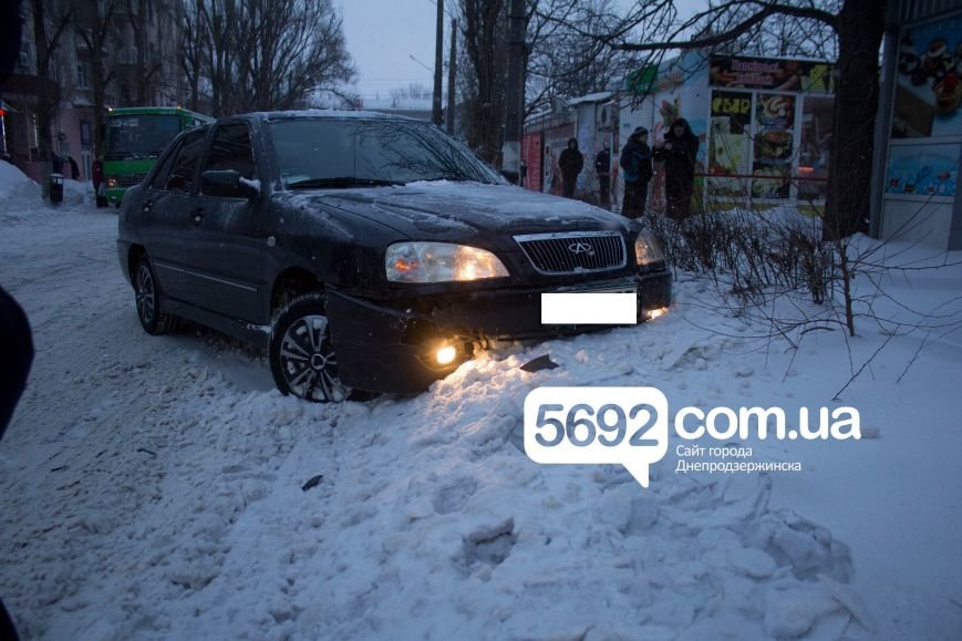 В Днепродзержинске произошло ДТП на улице Сыровца (фото) - фото 1 В Днепродзержинске произошло ДТП на улице Сыровца (фото) - фото 1