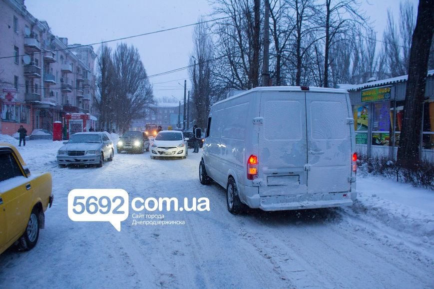 В Днепродзержинске произошло ДТП на улице Сыровца (фото) - фото 5 В Днепродзержинске произошло ДТП на улице Сыровца (фото) - фото 5