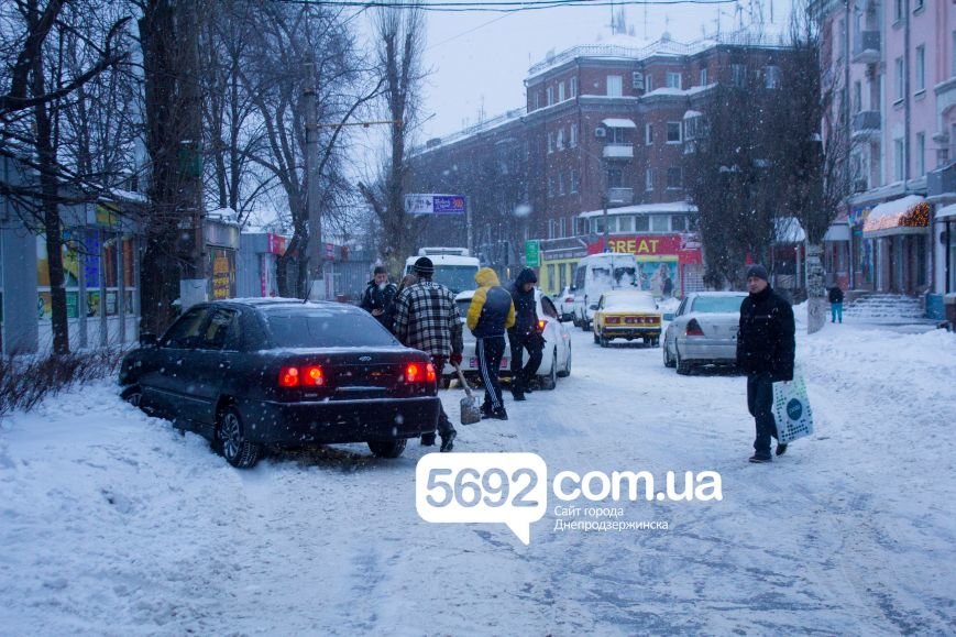 В Днепродзержинске произошло ДТП на улице Сыровца (фото) - фото 3 В Днепродзержинске произошло ДТП на улице Сыровца (фото) - фото 3