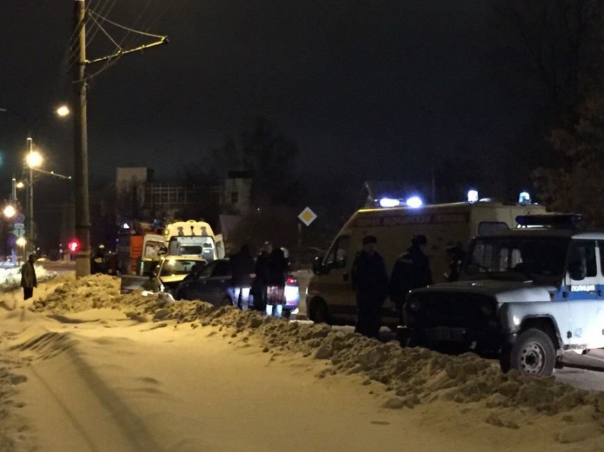 В Твери в результате лобового столкновения двух иномарок пострадали три человека (ФОТО) (фото) - фото 2 В Твери в результате лобового столкновения двух иномарок пострадали три человека (ФОТО) (фото) - фото 2