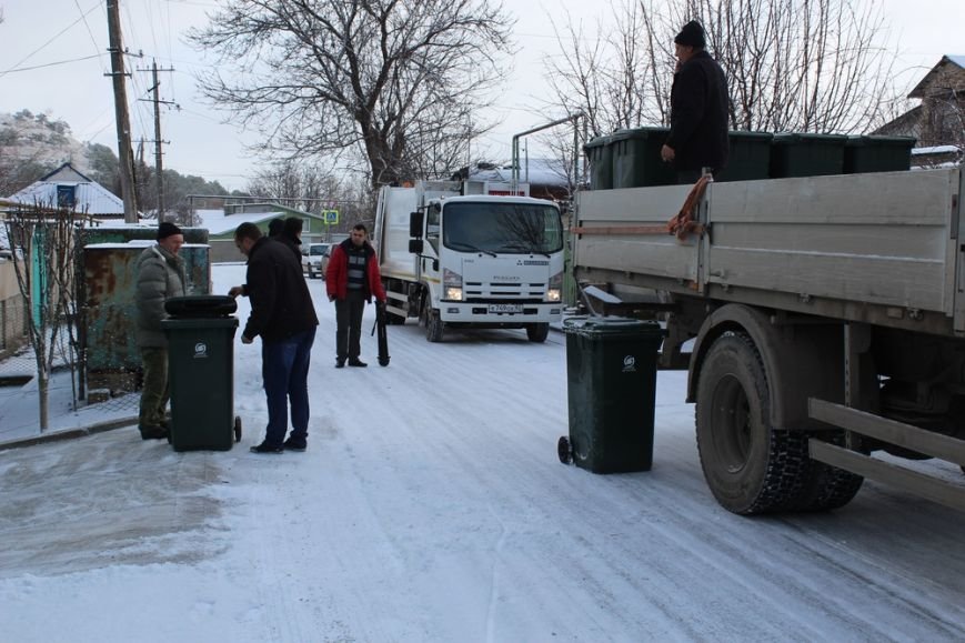 Жителям частного сектора Симферополя раздают персональные мусорные баки (ФОТО) (фото) - фото 2