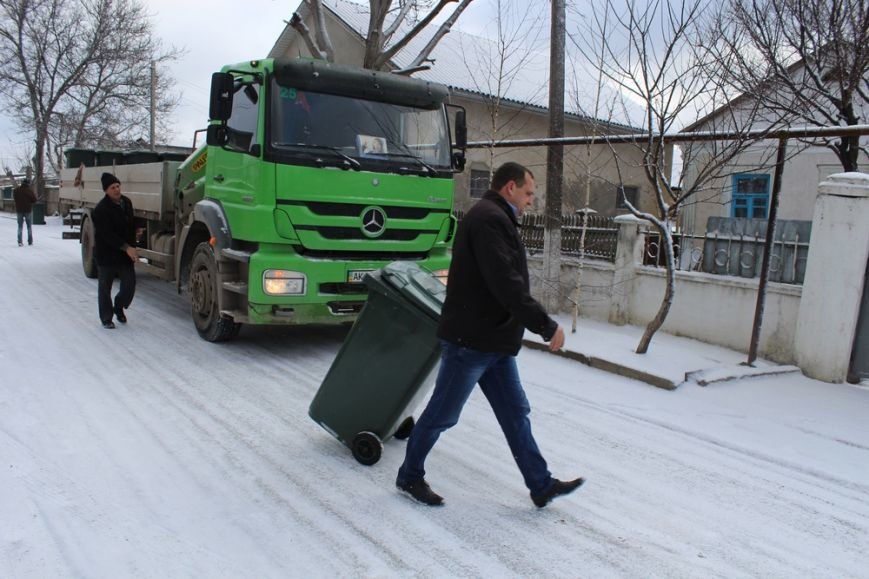 Жителям частного сектора Симферополя раздают персональные мусорные баки (ФОТО) (фото) - фото 4