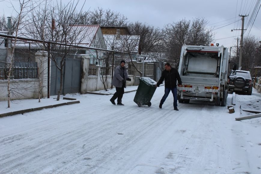 Жителям частного сектора Симферополя раздают персональные мусорные баки (ФОТО) (фото) - фото 6