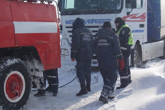 В Полтавской области через застрявшие фуры было заблокировано движение на трассе Киев-Харьков (фото) - фото 1 В Полтавской области через застрявшие фуры было заблокировано движение на трассе Киев-Харьков (фото) - фото 1