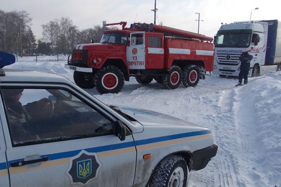 В Полтавской области через застрявшие фуры было заблокировано движение на трассе Киев-Харьков (фото) - фото 1 В Полтавской области через застрявшие фуры было заблокировано движение на трассе Киев-Харьков (фото) - фото 1