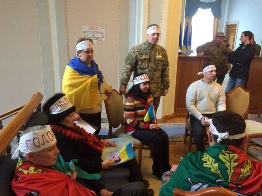 Активисты из Кривого Рога объявили голодовку прямо под кабинетом Гройсмана (ФОТО) (фото) - фото 1 Активисты из Кривого Рога объявили голодовку прямо под кабинетом Гройсмана (ФОТО) (фото) - фото 1
