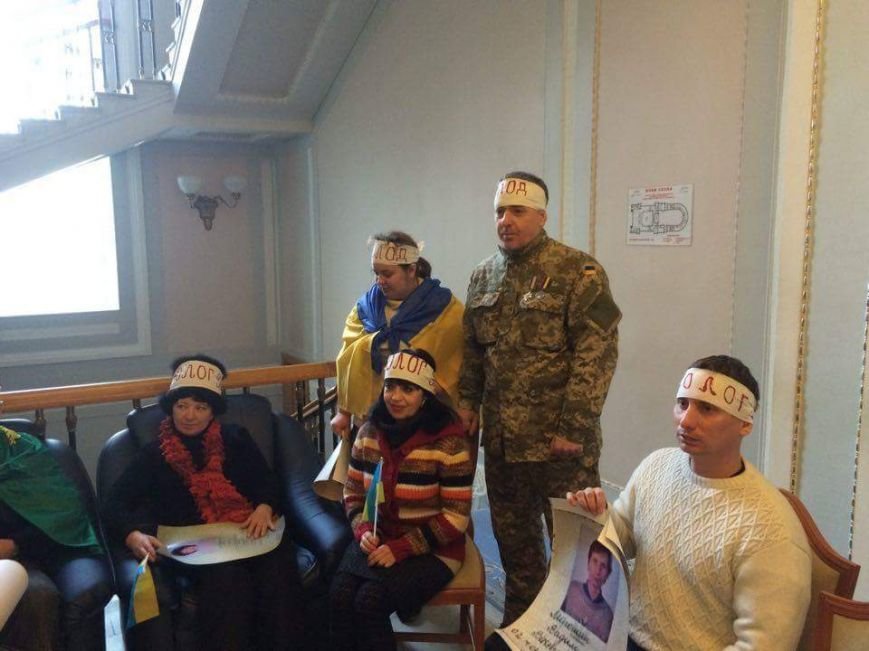 Активисты из Кривого Рога объявили голодовку прямо под кабинетом Гройсмана (ФОТО) (фото) - фото 1 Активисты из Кривого Рога объявили голодовку прямо под кабинетом Гройсмана (ФОТО) (фото) - фото 1