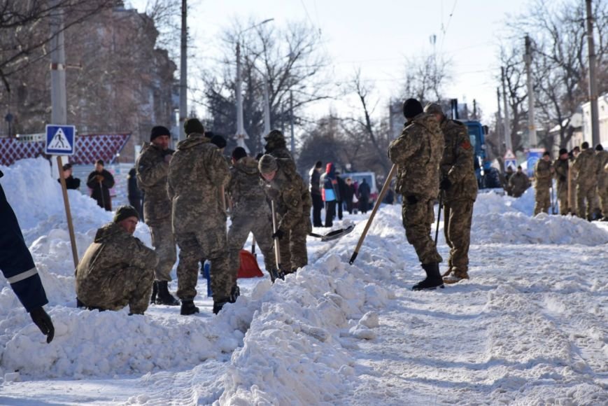 В Николаеве военные освобождают из снежного В Николаеве военные освобождают из снежного