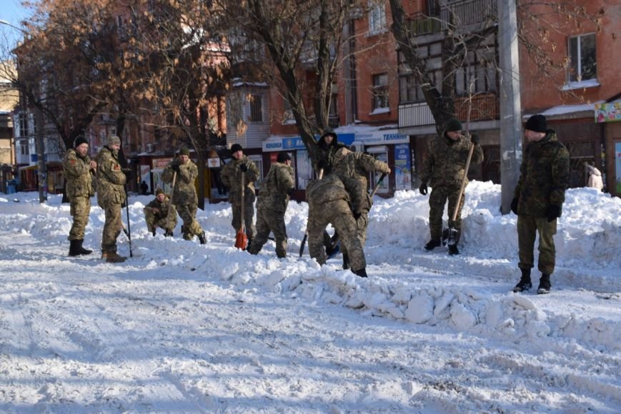 В Николаеве военные освобождают из снежного В Николаеве военные освобождают из снежного