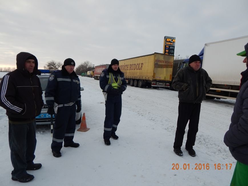 Днепродзержинские полицейские помогли извлечь автомобили из снежной ловушки (фото) - фото 1 Днепродзержинские полицейские помогли извлечь автомобили из снежной ловушки (фото) - фото 1