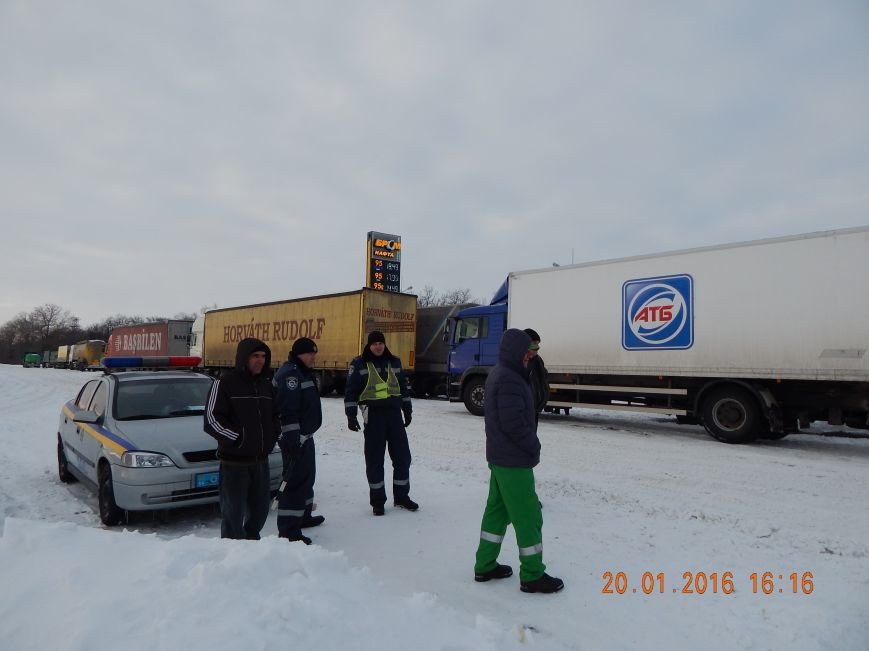 Днепродзержинские полицейские помогли извлечь автомобили из снежной ловушки (фото) - фото 4 Днепродзержинские полицейские помогли извлечь автомобили из снежной ловушки (фото) - фото 4