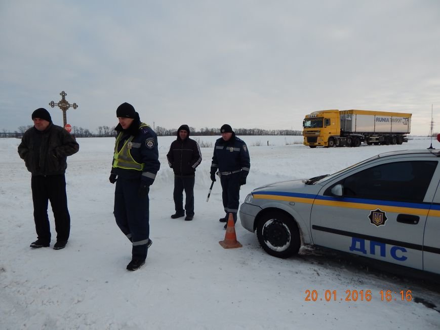 Днепродзержинские полицейские помогли извлечь автомобили из снежной ловушки (фото) - фото 3 Днепродзержинские полицейские помогли извлечь автомобили из снежной ловушки (фото) - фото 3