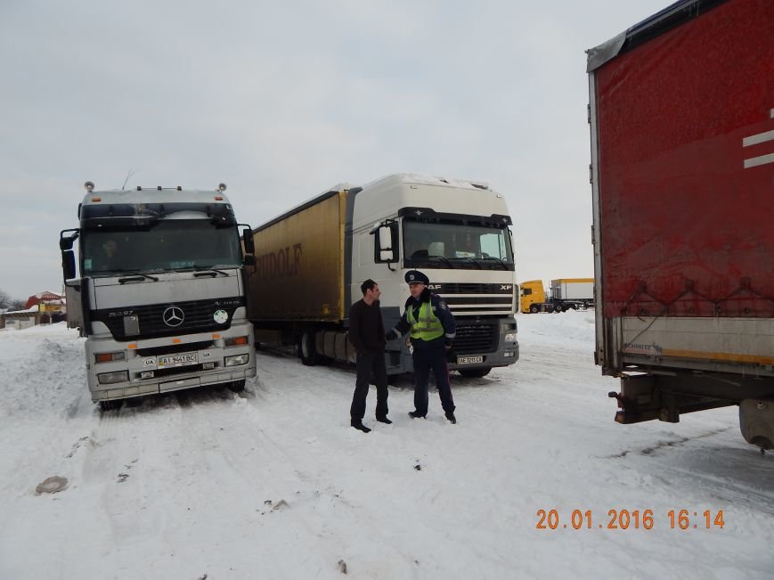 Днепродзержинские полицейские помогли извлечь автомобили из снежной ловушки (фото) - фото 2 Днепродзержинские полицейские помогли извлечь автомобили из снежной ловушки (фото) - фото 2