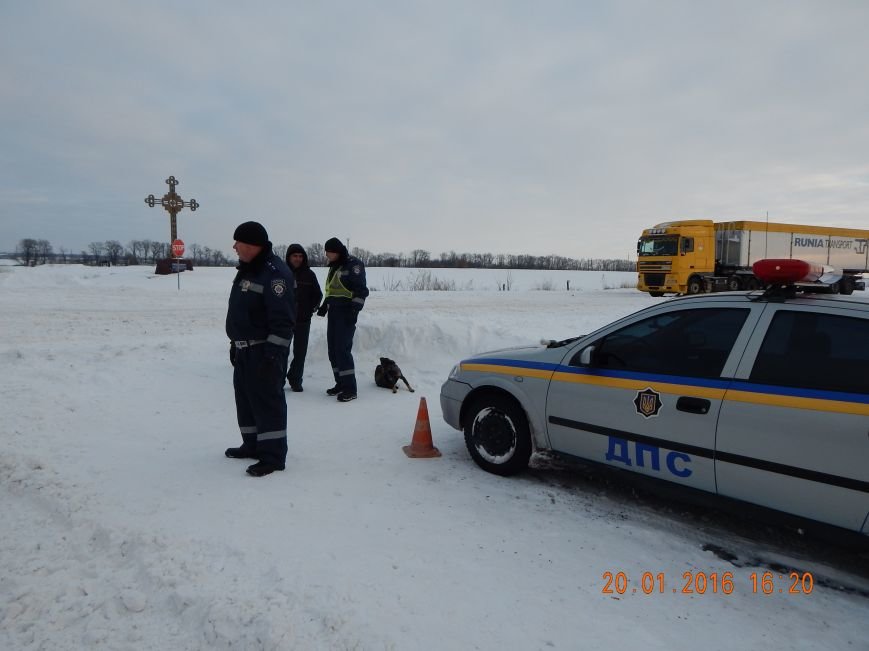 Днепродзержинские полицейские помогли извлечь автомобили из снежной ловушки (фото) - фото 5 Днепродзержинские полицейские помогли извлечь автомобили из снежной ловушки (фото) - фото 5
