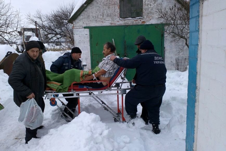 На Днепропетровщине спасатели помогли «скорой» госпитализировать больного (ФОТО) (фото) - фото 1 На Днепропетровщине спасатели помогли «скорой» госпитализировать больного (ФОТО) (фото) - фото 1