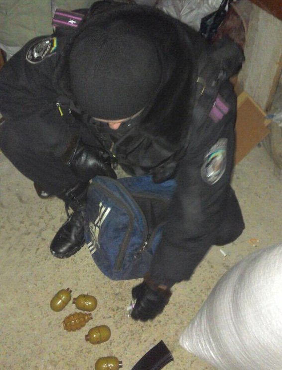 В Кировограде мужчина продавал гранаты (фото) - фото 1 В Кировограде мужчина продавал гранаты (фото) - фото 1