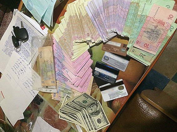 В Краматорске выдавали паспорта за взятку в тысячу гривен (фото) - фото 1 В Краматорске выдавали паспорта за взятку в тысячу гривен (фото) - фото 1