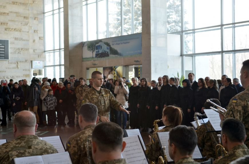Герои не умирают: на Днепропетровщине в честь защитников Донецкого аэропорта устроили музыкальный флешмоб (ФОТО) (фото) - фото 6 Герои не умирают: на Днепропетровщине в честь защитников Донецкого аэропорта устроили музыкальный флешмоб (ФОТО) (фото) - фото 6