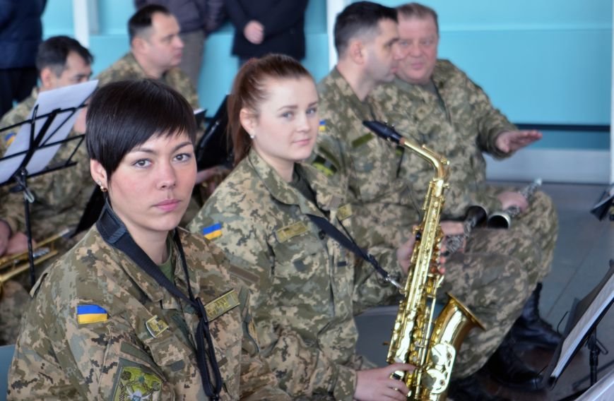 Герои не умирают: на Днепропетровщине в честь защитников Донецкого аэропорта устроили музыкальный флешмоб (ФОТО) (фото) - фото 3 Герои не умирают: на Днепропетровщине в честь защитников Донецкого аэропорта устроили музыкальный флешмоб (ФОТО) (фото) - фото 3