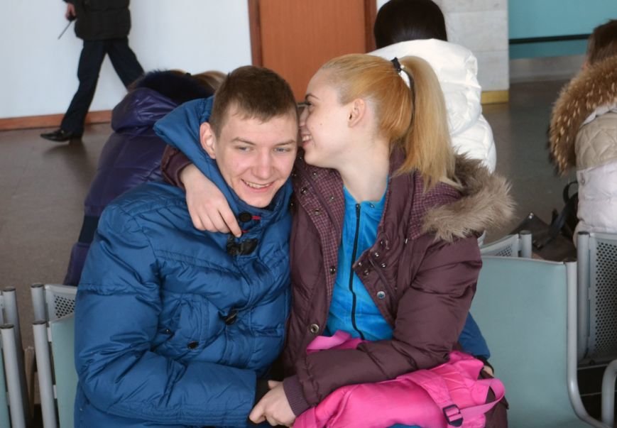 Герои не умирают: на Днепропетровщине в честь защитников Донецкого аэропорта устроили музыкальный флешмоб (ФОТО) (фото) - фото 4 Герои не умирают: на Днепропетровщине в честь защитников Донецкого аэропорта устроили музыкальный флешмоб (ФОТО) (фото) - фото 4