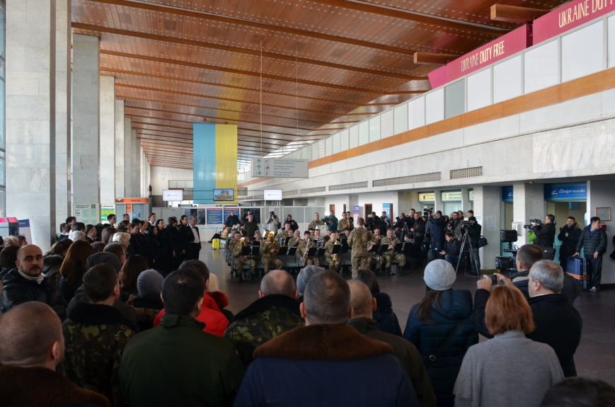 Герои не умирают: на Днепропетровщине в честь защитников Донецкого аэропорта устроили музыкальный флешмоб (ФОТО) (фото) - фото 2 Герои не умирают: на Днепропетровщине в честь защитников Донецкого аэропорта устроили музыкальный флешмоб (ФОТО) (фото) - фото 2