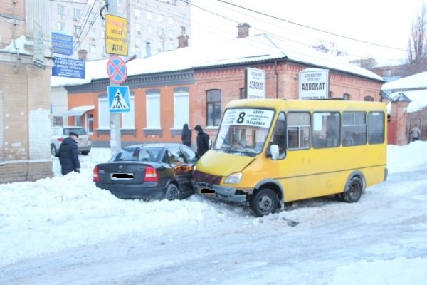 ДТП в Кировограде: маршрутка столкнулась с иномаркой.ФОТО (фото) - фото 1 ДТП в Кировограде: маршрутка столкнулась с иномаркой.ФОТО (фото) - фото 1