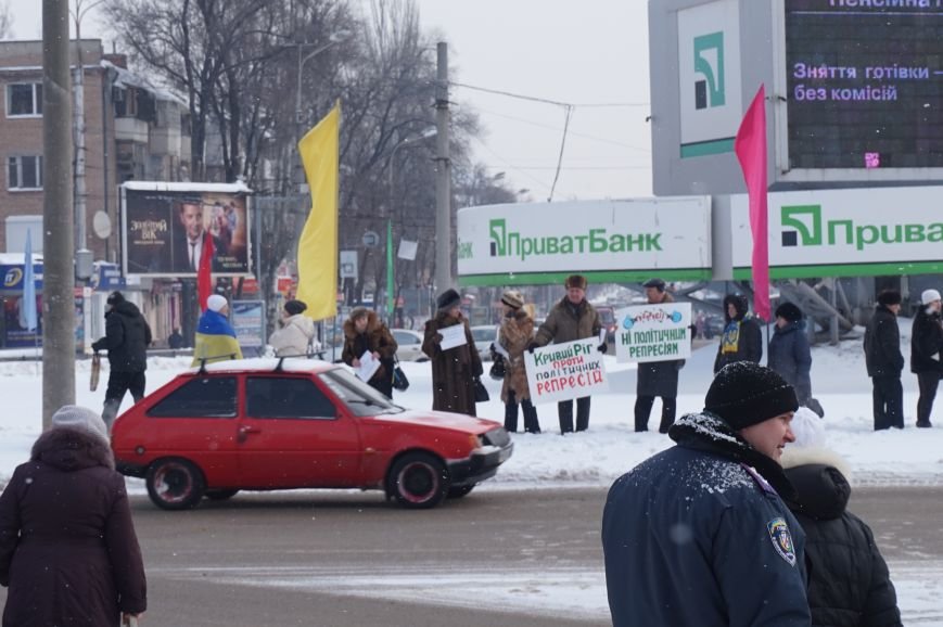 Криворожские активисты выступили против политрепрессий в Украине (ОБНОВЛЕНО, ФОТО) (фото) - фото 2 Криворожские активисты выступили против политрепрессий в Украине (ОБНОВЛЕНО, ФОТО) (фото) - фото 2